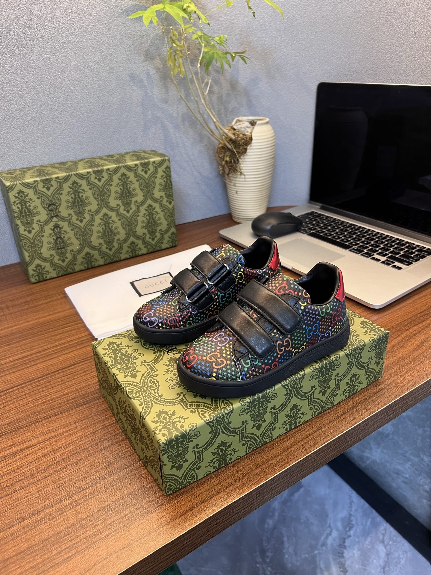 Children's shoes child
